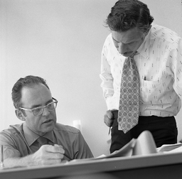 Gordon Moore and Robert Noyce chez Intel (1970)