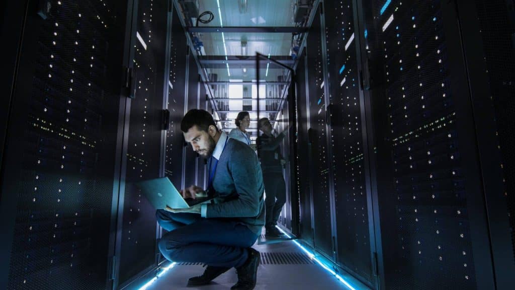 Technicien travaillant sur un cloud computing